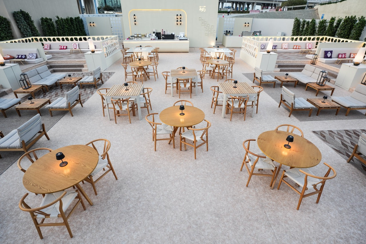 Seoul Black table lamps by Villeroy & Boch placed on Stockholm tables, providing soft ambient lighting across the pop-up dining area.
