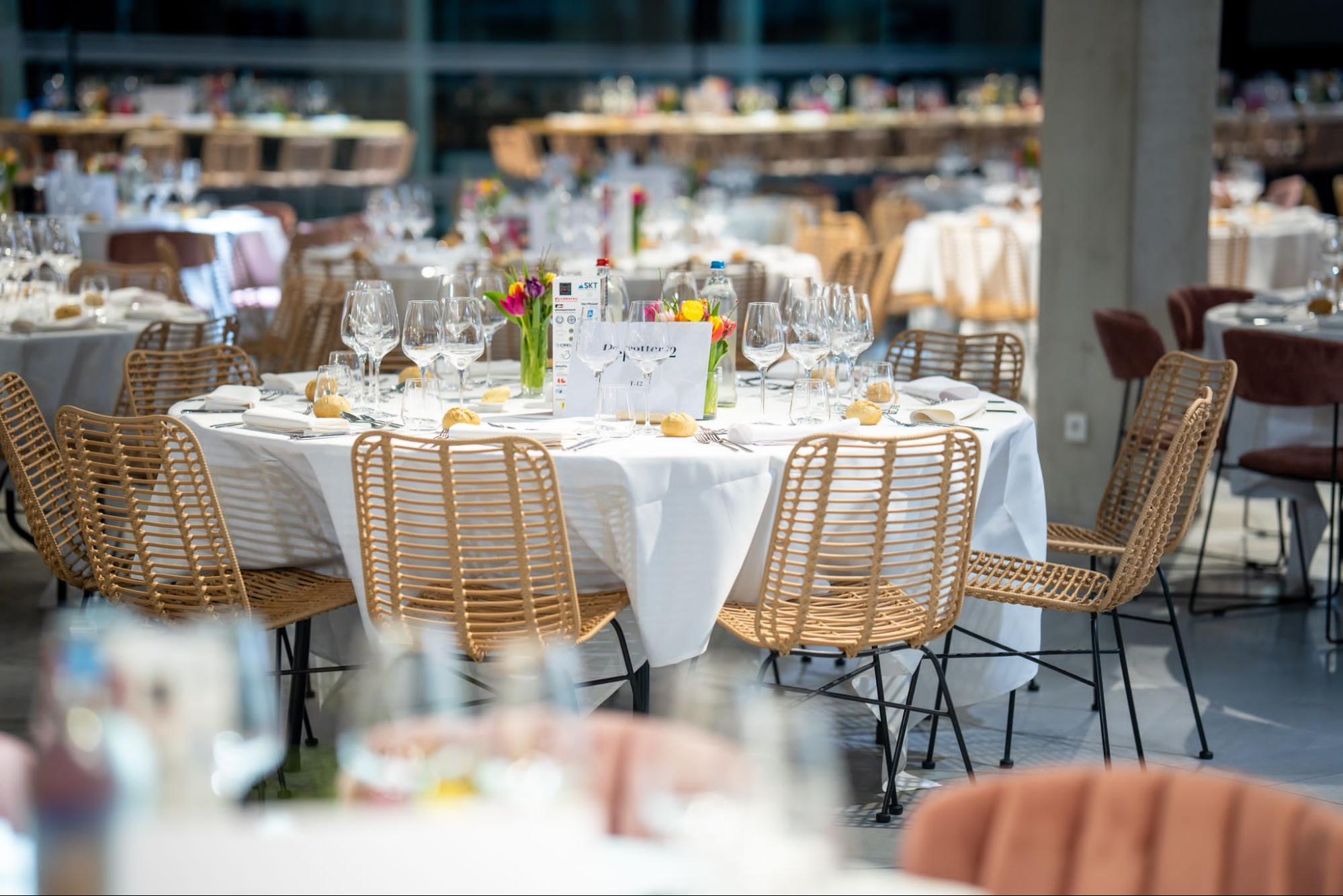 Banquet Table: Sizes, Shapes, Capacities, and Layouts for Events